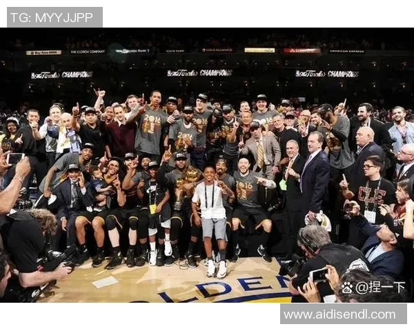 足球六冠王传奇球星：从巅峰到荣耀的无尽征程与历史时刻